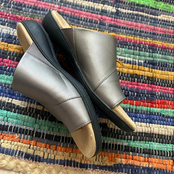 EUC like new Trotter size 7 sandal. Silver. The footbeds are new. The *best shoe - Picture 7 of 16